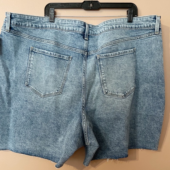 Mid-Rise Plus-Size Cut-Off Jean Shorts 7in inseam - Picture 3 of 4